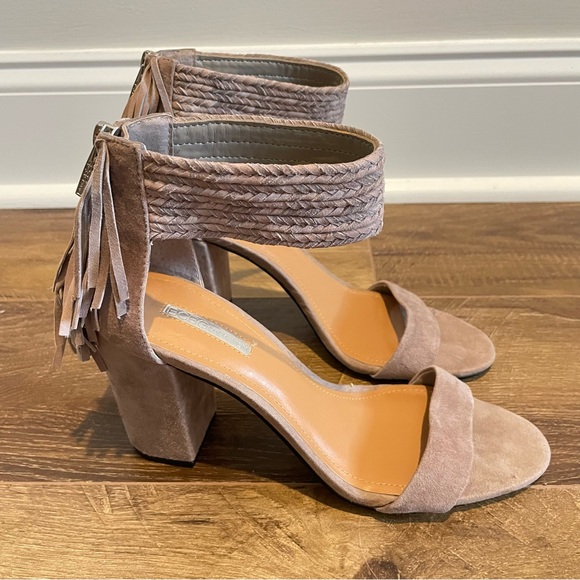 BCBGeneration Calizi Sandals Size 8.5M Suede Leather Block Heel Open Toe Fringe - Picture 3 of 10
